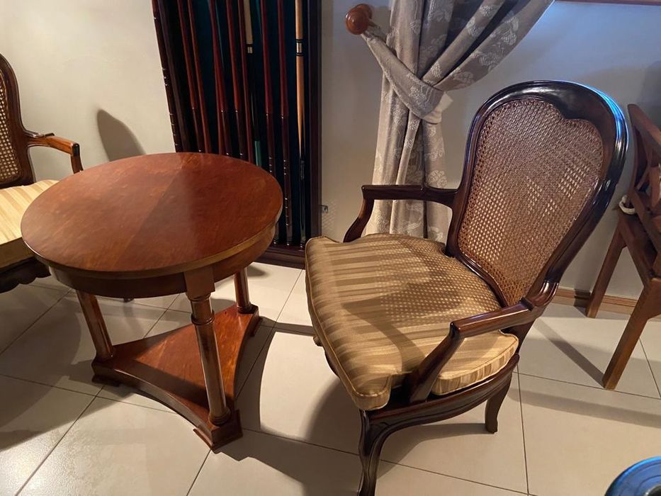 Cadeiras e mesa de apoio