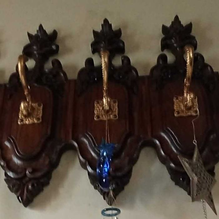 bengaleiro de parede em madeira castanho
