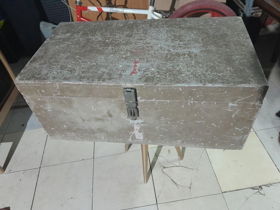 Antiga caixa de ferramentas em madeira