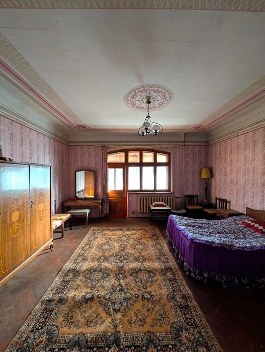 Великий будинок із землею, гаражем на початку міста _RR