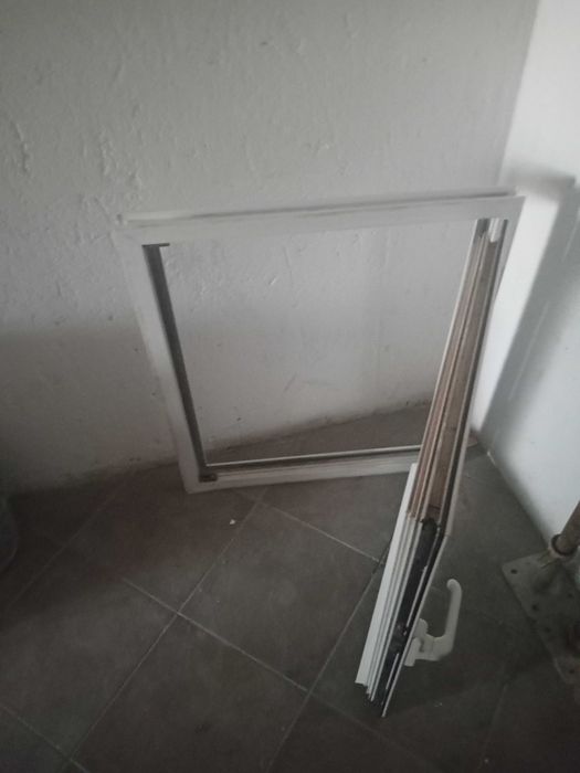 Janela de abrir, vidro duplo e fosco.
