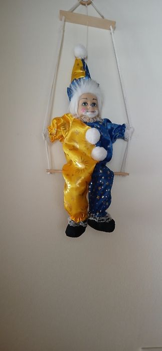 Palhaço no baloiço, novo