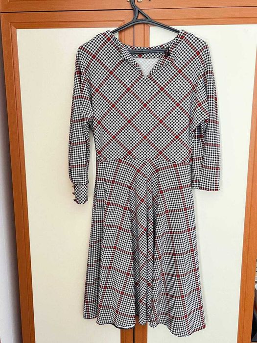 Стильна сукня в клітинку