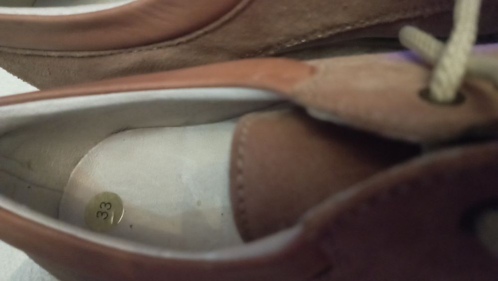 Sapatos de outono/inverno de criança em carneira novos número 33