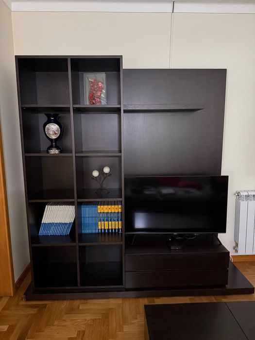 Móvel de TV em madeira maciça escura