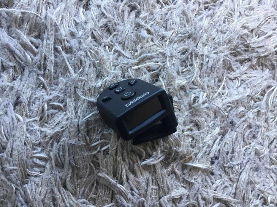 Afinador Daddario, interface MIDI, material diverso