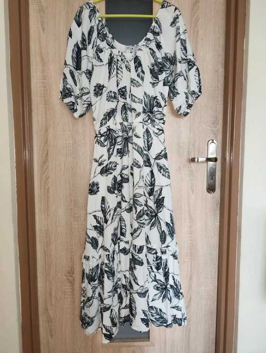 490. Biała długa sukienka hiszpanka w czarno szare liście rozmiar L