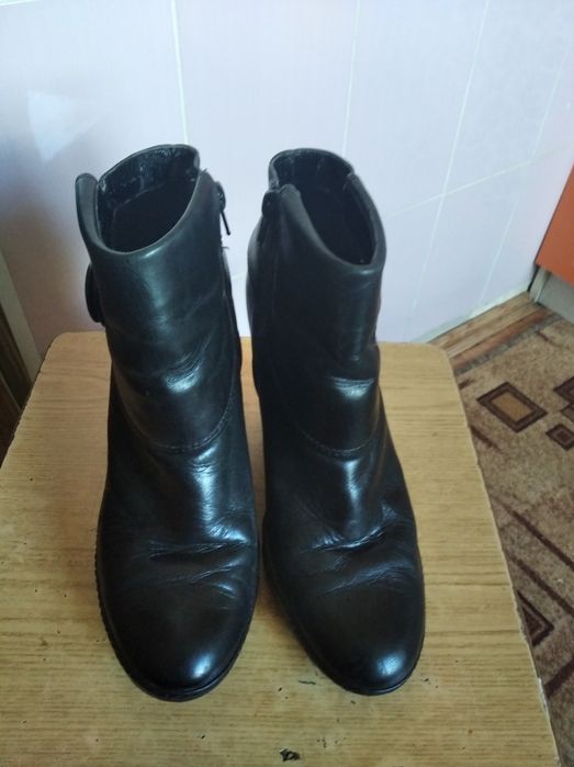 Продам шкіряні чобітки фірми Clars
