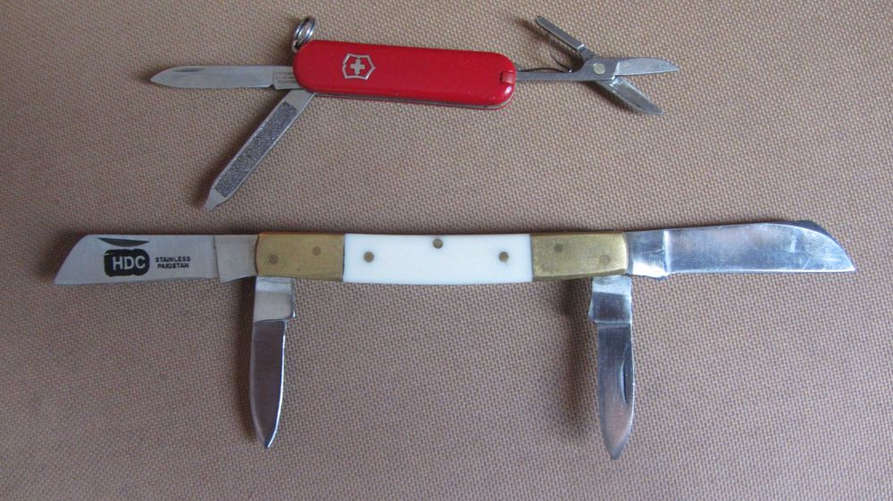 Одним лотом Victorinox Classic SD та HDC Pakistan. Б/у.