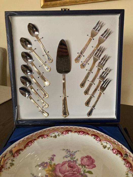 Conjunto de prato e talheres para bolos