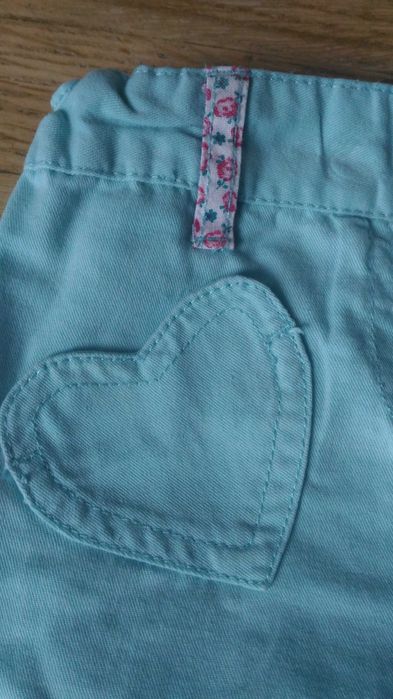 Pastelowe spodenki jeansy z serduszkami r. 62 + gratis