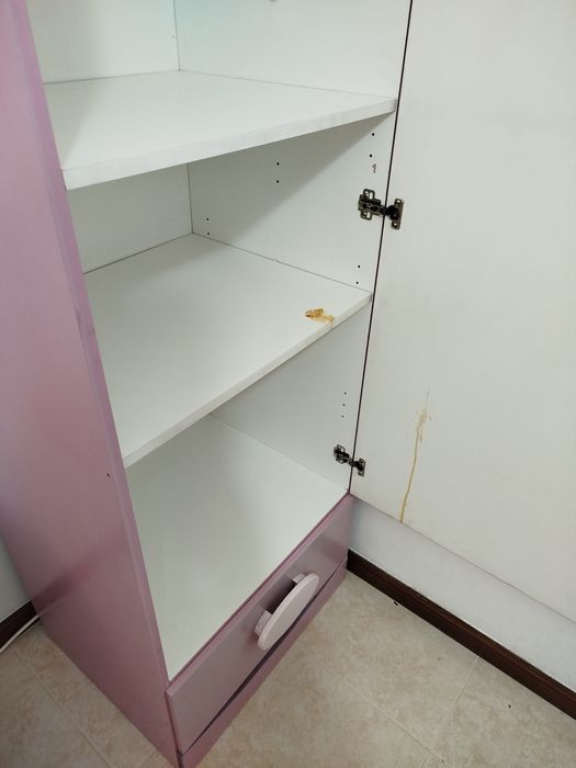 Móvel IKEA com 2 prateleiras e 1 gaveta