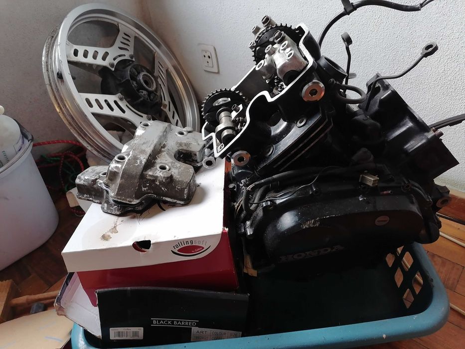 Vendo peças de mota Honda VT250 de 1984