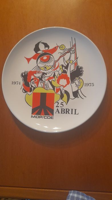 Prato alusivo ao 25 de Abril