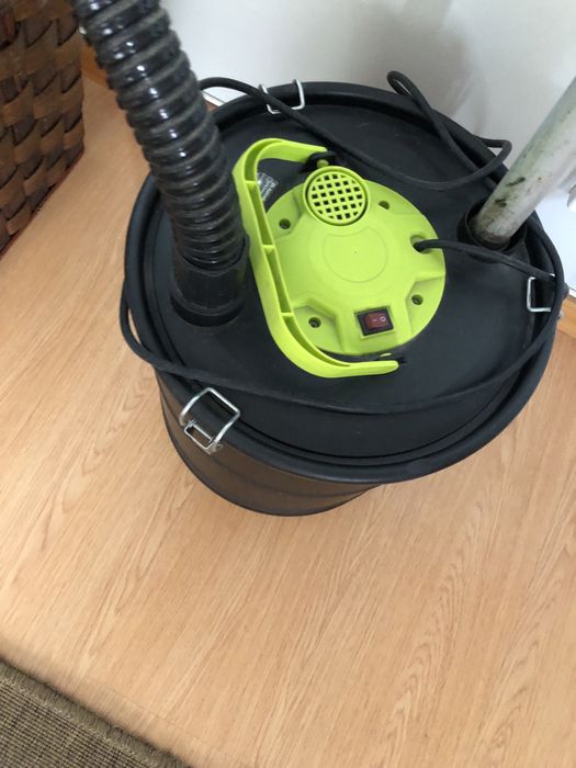 Cesto para lenha em verga novo e aspirador de cinzas como novo