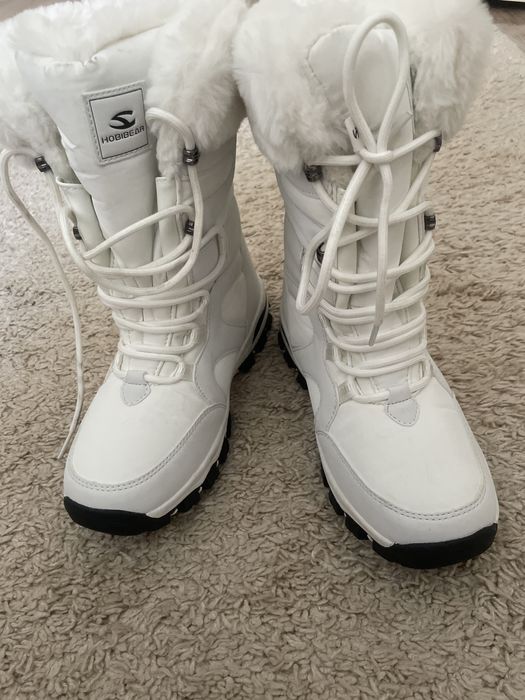 Нові зимові черевики Hobibear білого кольору з хутряним оздобленням.