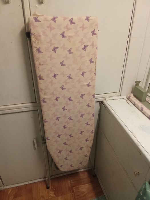 Стол кухонный обеденный и стулья