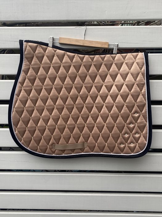 Caprak zdobiony cyrkoniami