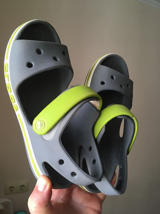 Детские босоножки crocs.