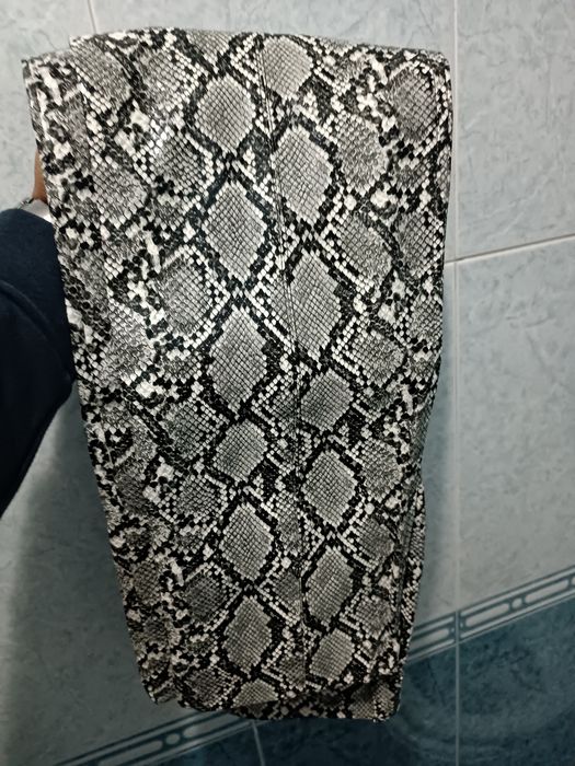 Calça Zara estilo Pele de cobra