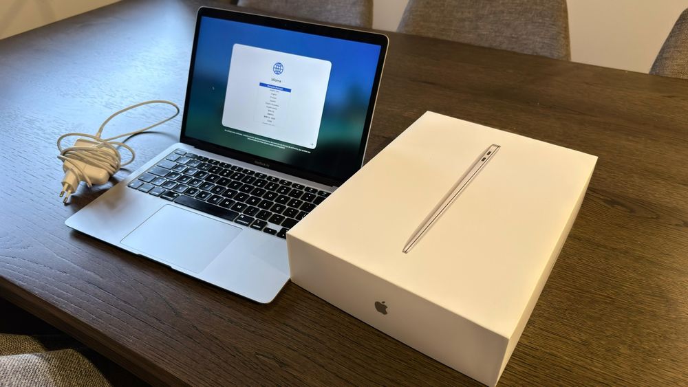 MacBook Air 2020 13" 8GB SSD 256GB
Processador M1
8gb RAM 
SSD 256 gb