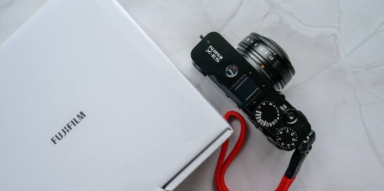 FujiFilm X-E5 silver/black з обʼєктивом XF 23mm 2.8 R WR kit