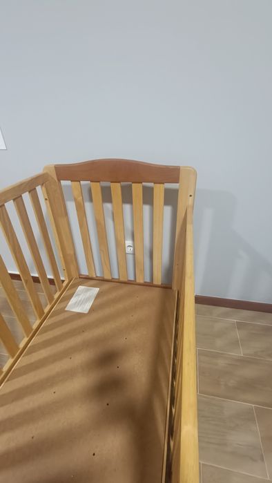 Cama de bebê sem colchão