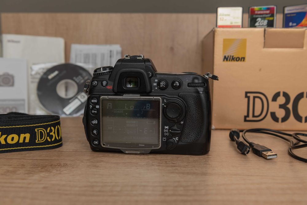 Nikon D300 + Nikkor 18-105 + MB-D10