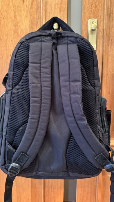 Mochila preta e vermelha