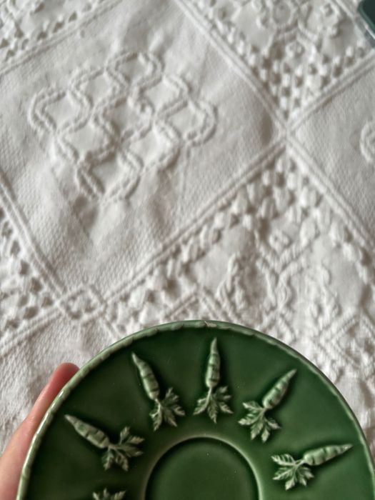 pratos pequenos/ pires bordallo pinheiro, verde com relevo de cenouras