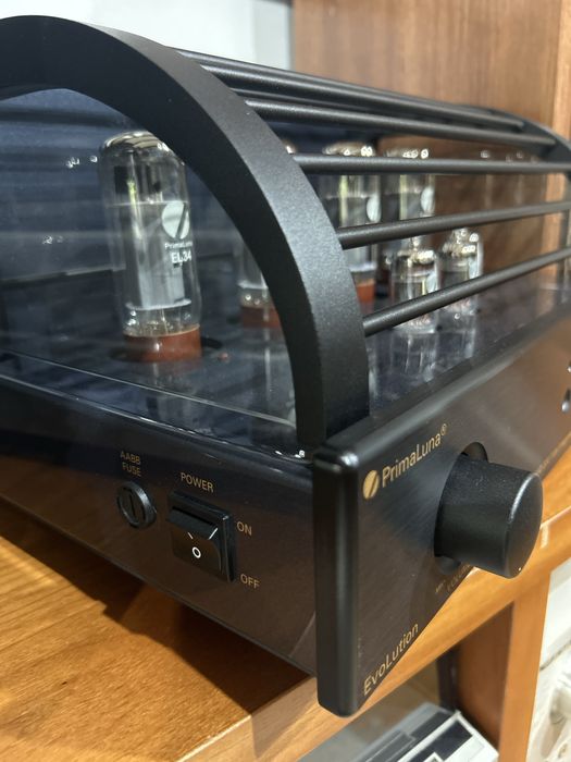 Amplificador a válvulas PRIMALUNA EVO 200 com entrada phono.
