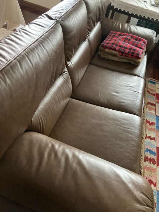 Sofá familiar castanho em pele