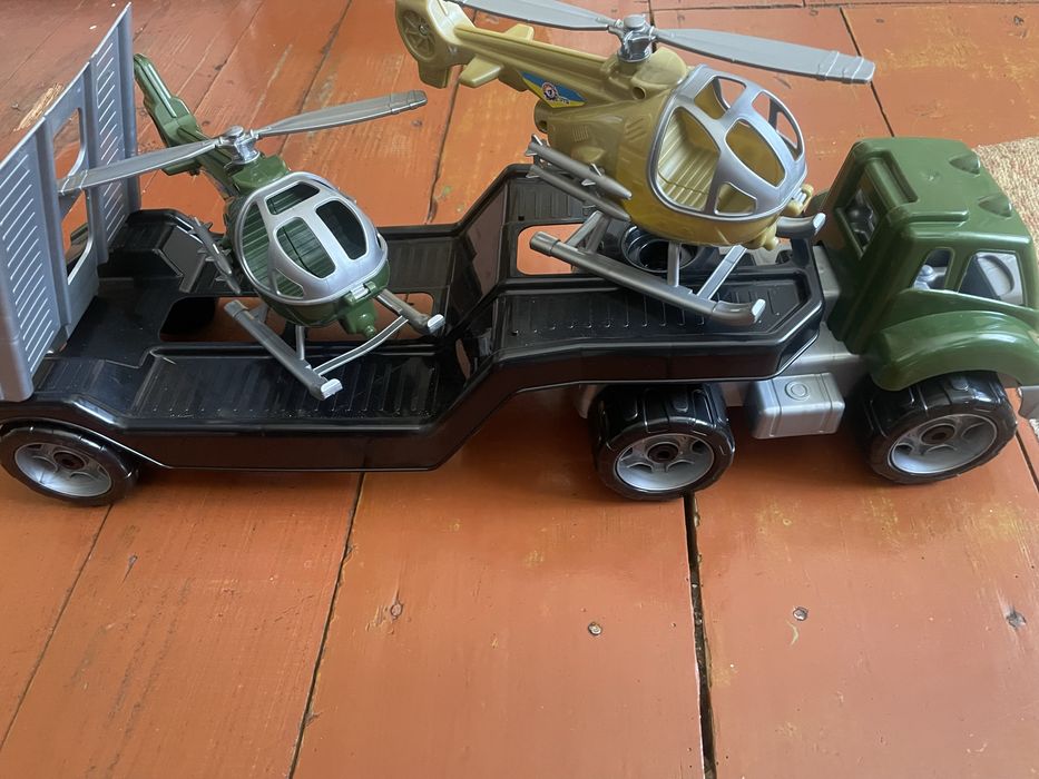 Машина з вертольотами іграшки
