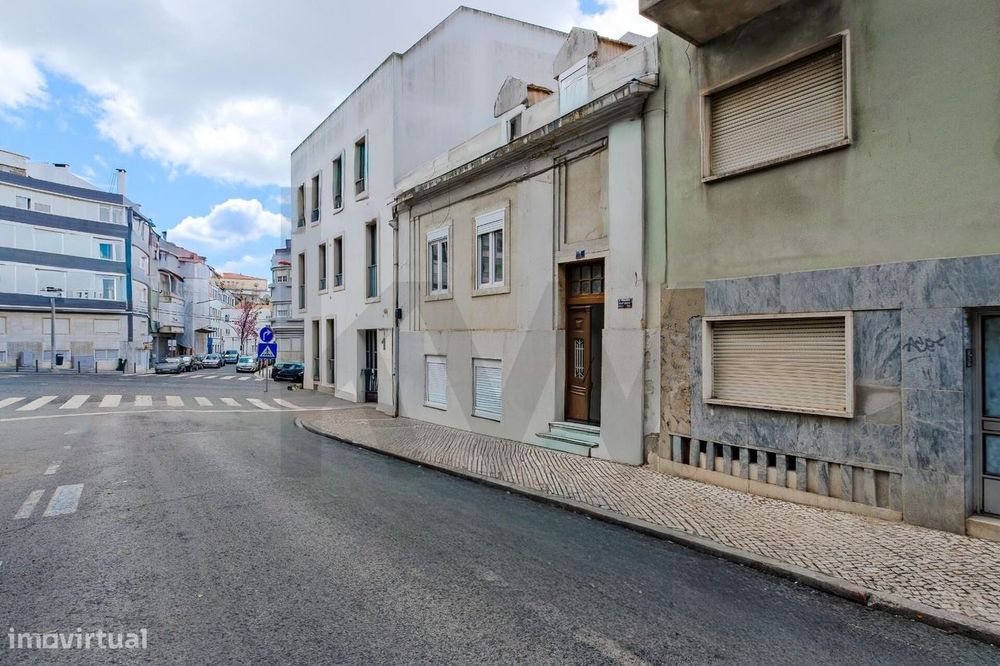 Apartamento T4 Remodelado com Terraço Privativo no Areeiro