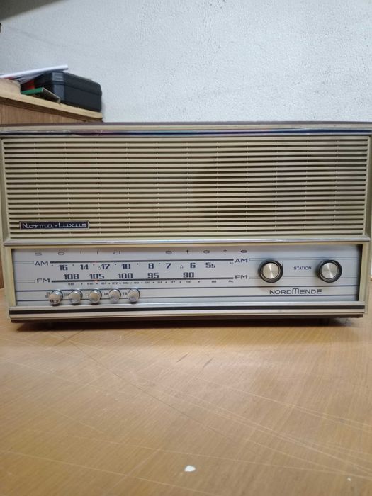 Rádio NORMA-LUXUS antigo num estado imaculado