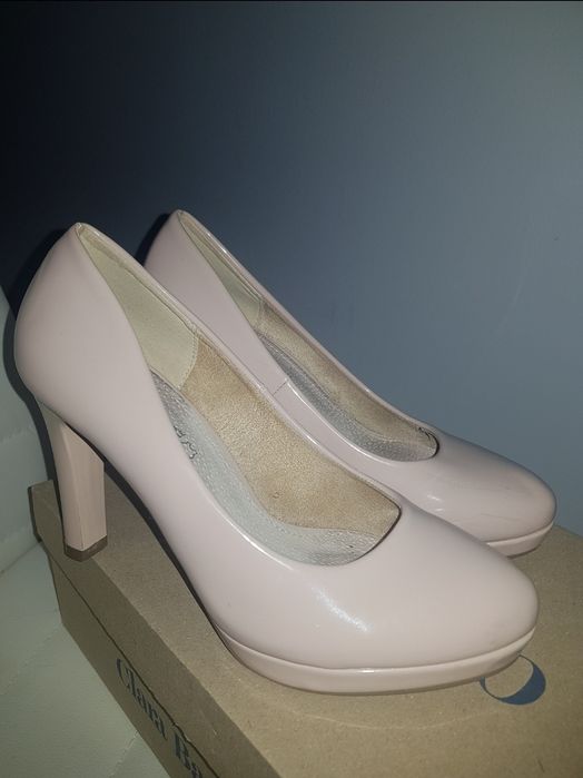 Beżowe lakierowane buty na obcasie