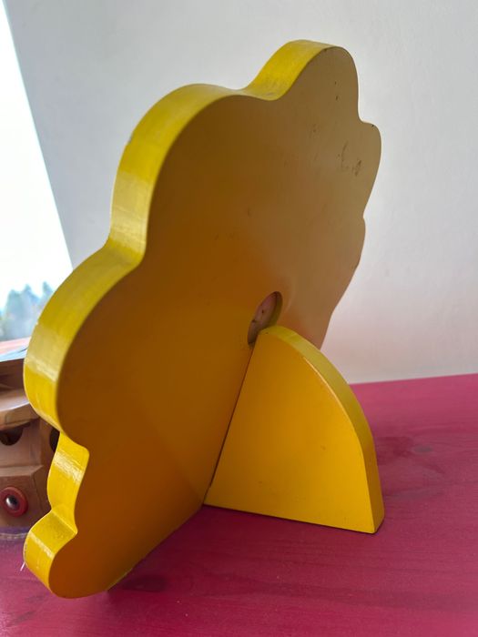 Relógio brinquedo em madeira impecável
