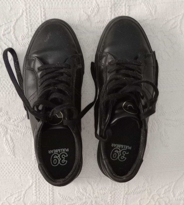 Várias sapatilhas em bom estado