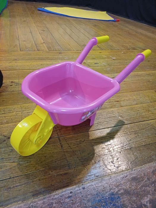 Carrinho de mão rosa