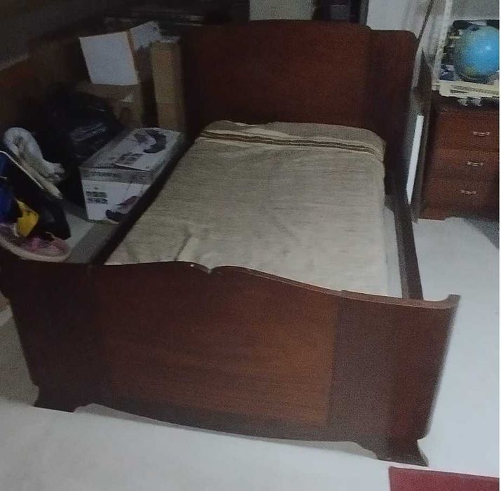 Cama de casal de madeira