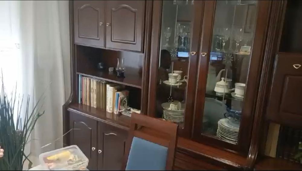 Estante Madeira Escura com Vidro