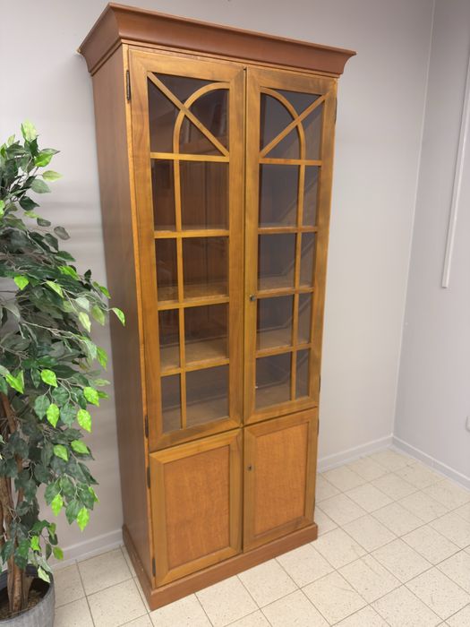 Ładna stylowa witryna biblioteka dowóz wysyłka