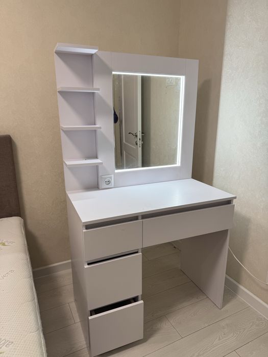 Косметический столик