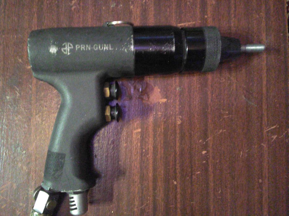 Пневматичний заклепувач гайок