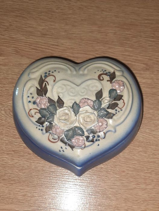 Продам фарфорову шкатулку