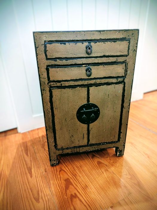 Chinese bedside table64585104842499120