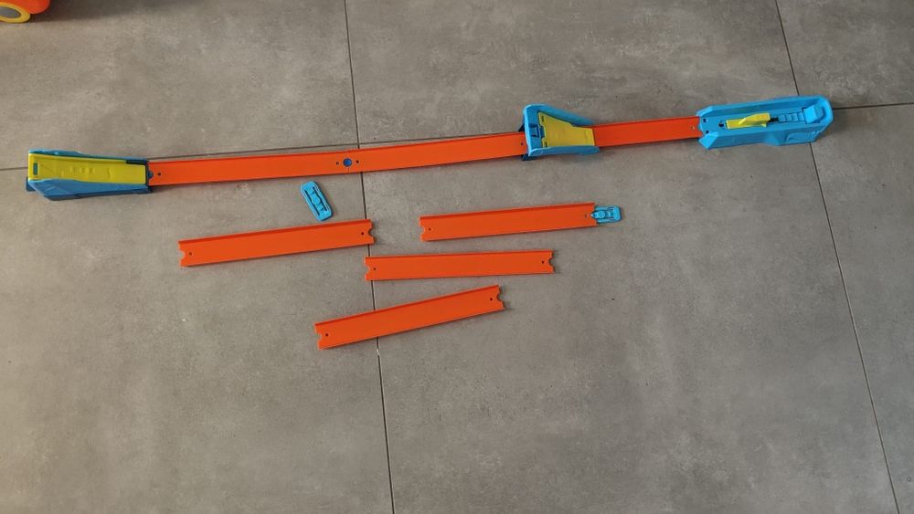 Tor wyścigowy hot wheels z wyskocznią