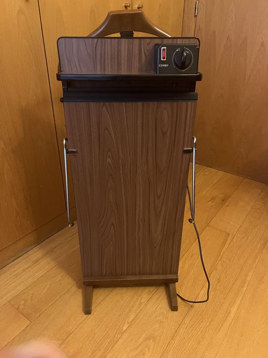 Cabide de pé para fatos