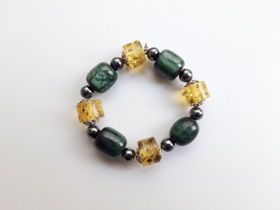 Pulseira de pedras verdes e amarelas