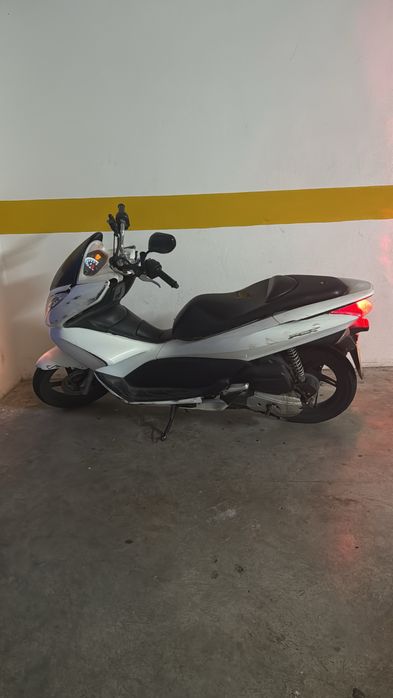 Moto honda PCX  Bom estado